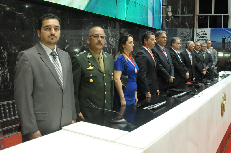Vice-Presidente Cláudio Terrão na entrega da Ordem do Mérito Legislativo. Foto: Raíla Melo